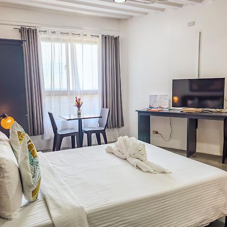 Av Suites Puerto Galera Bagian luar foto