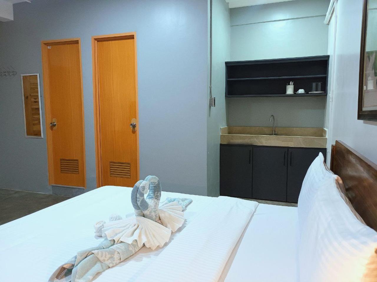 Av Suites Puerto Galera Bagian luar foto