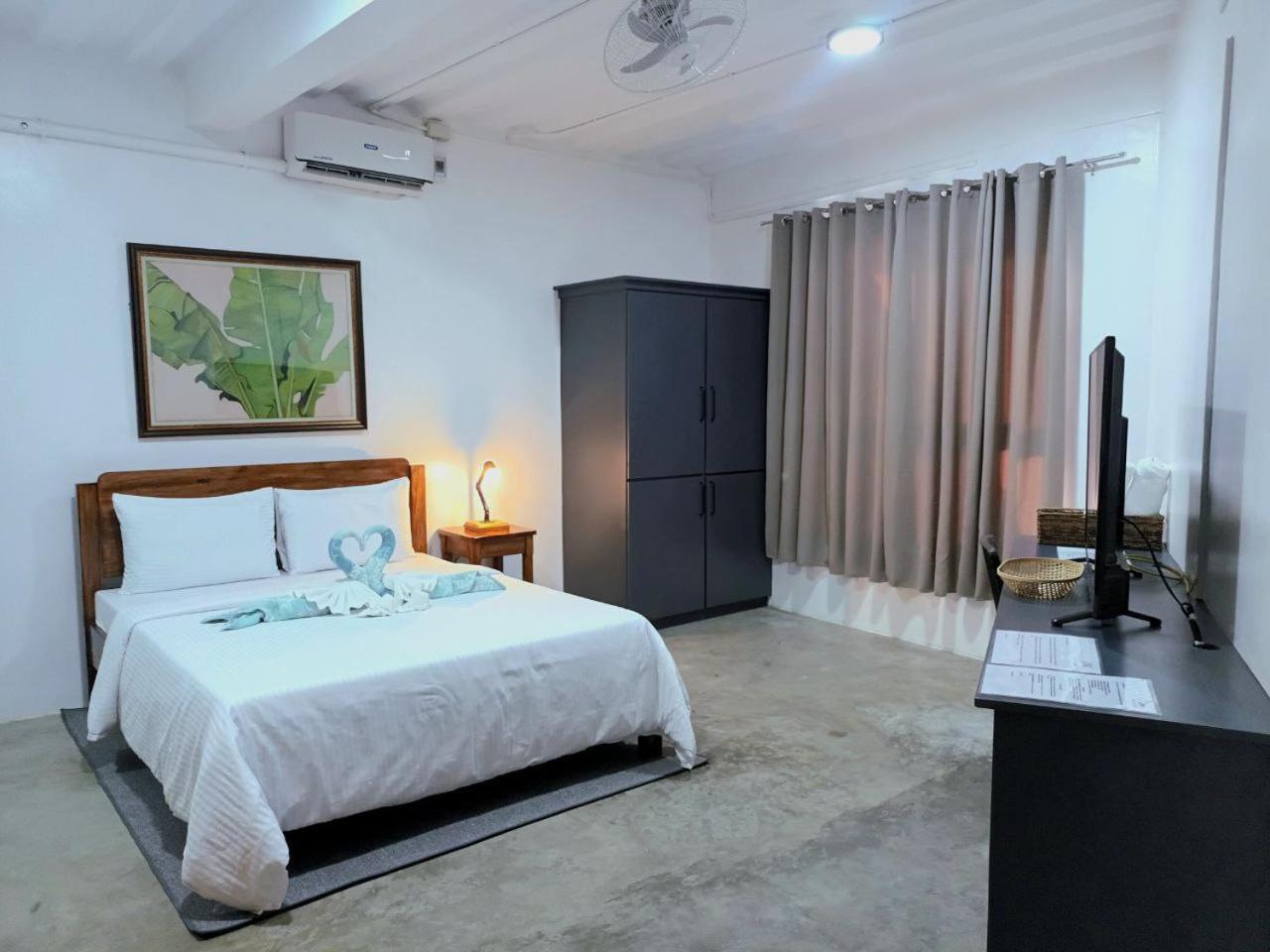 Av Suites Puerto Galera Bagian luar foto