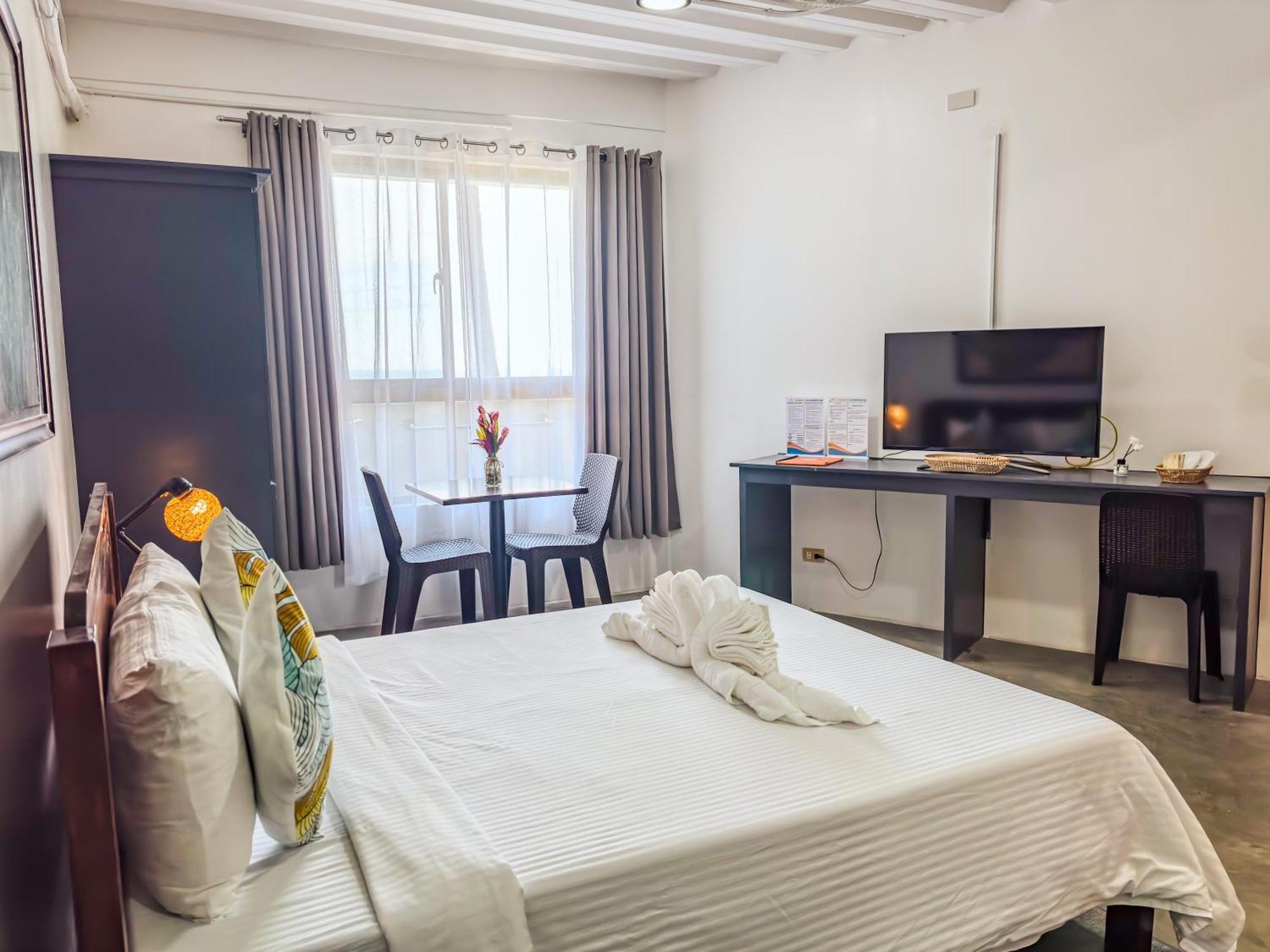 Av Suites Puerto Galera Bagian luar foto
