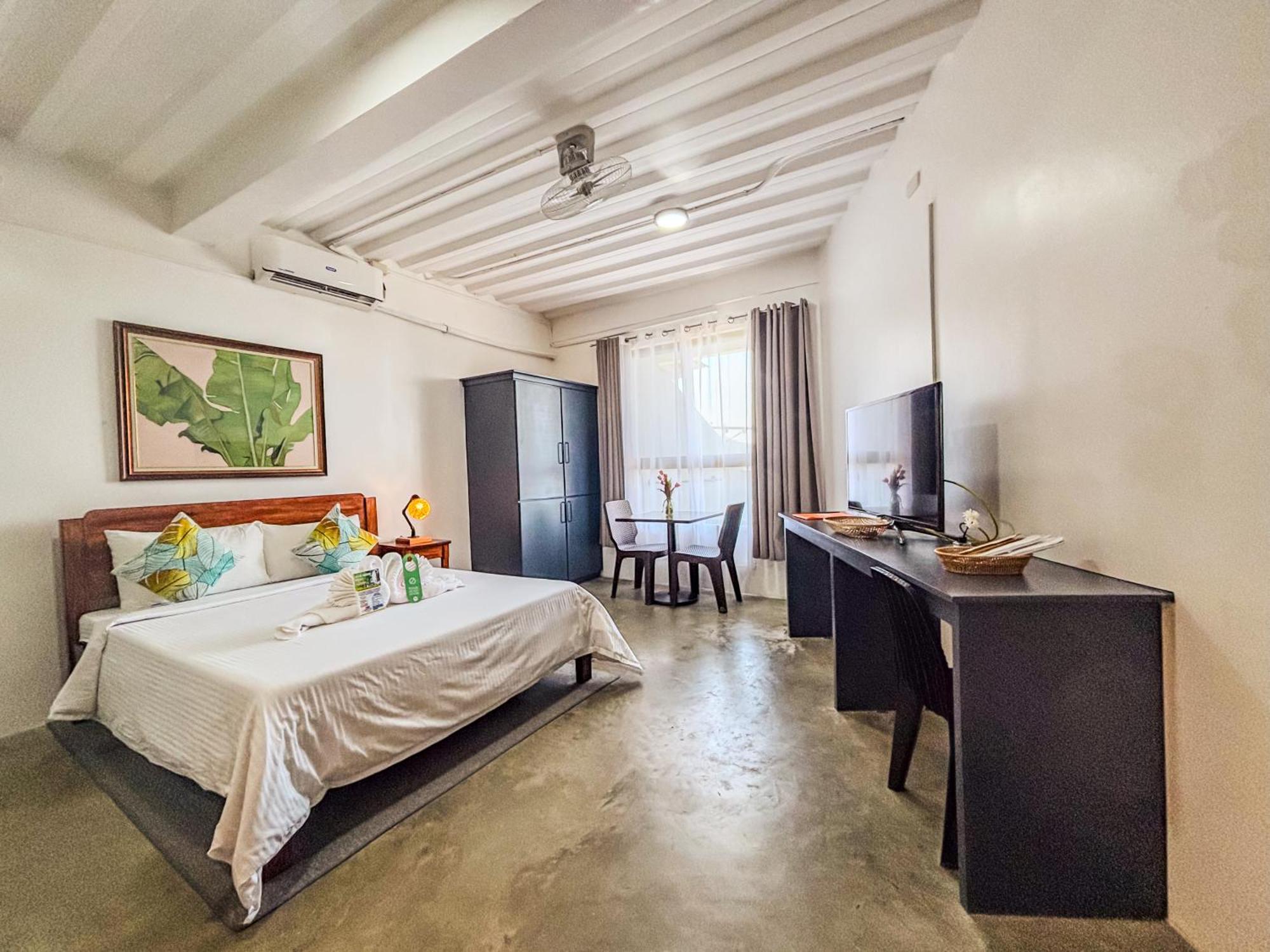 Av Suites Puerto Galera Bagian luar foto