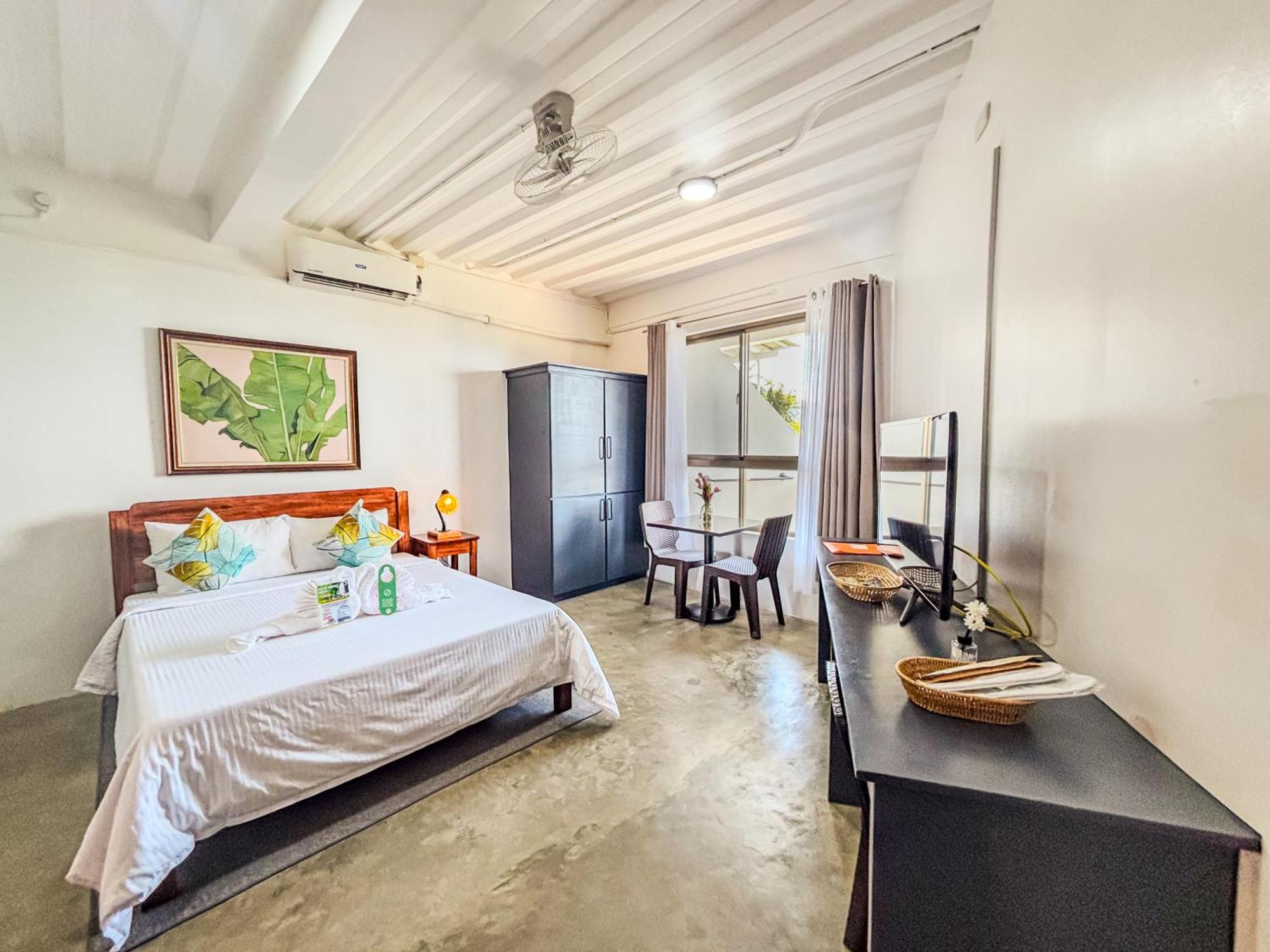 Av Suites Puerto Galera Bagian luar foto