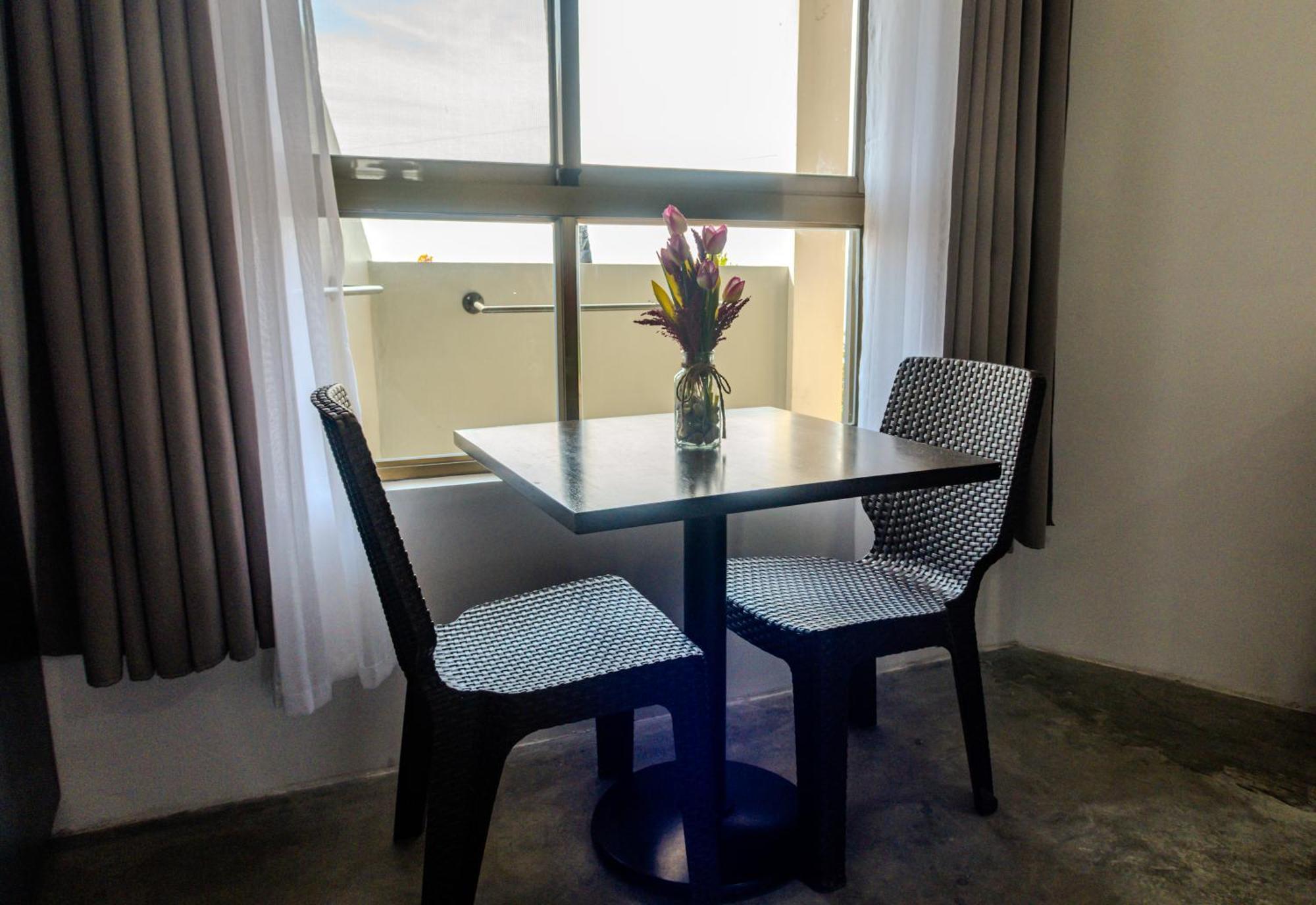 Av Suites Puerto Galera Bagian luar foto