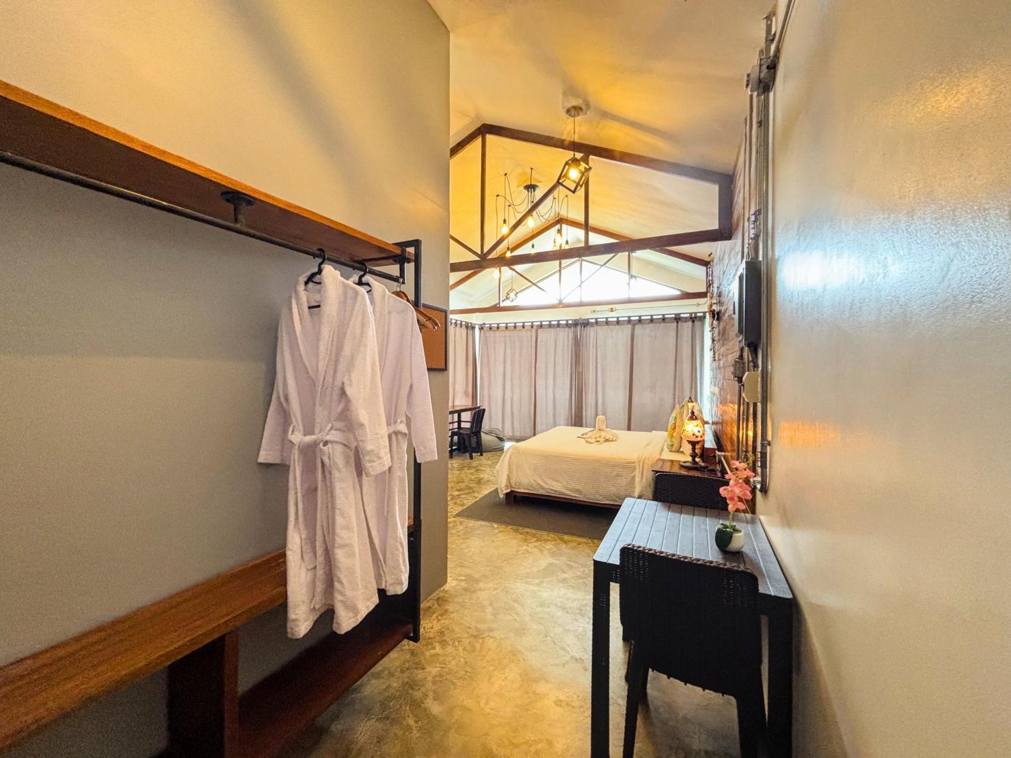 Av Suites Puerto Galera Bagian luar foto