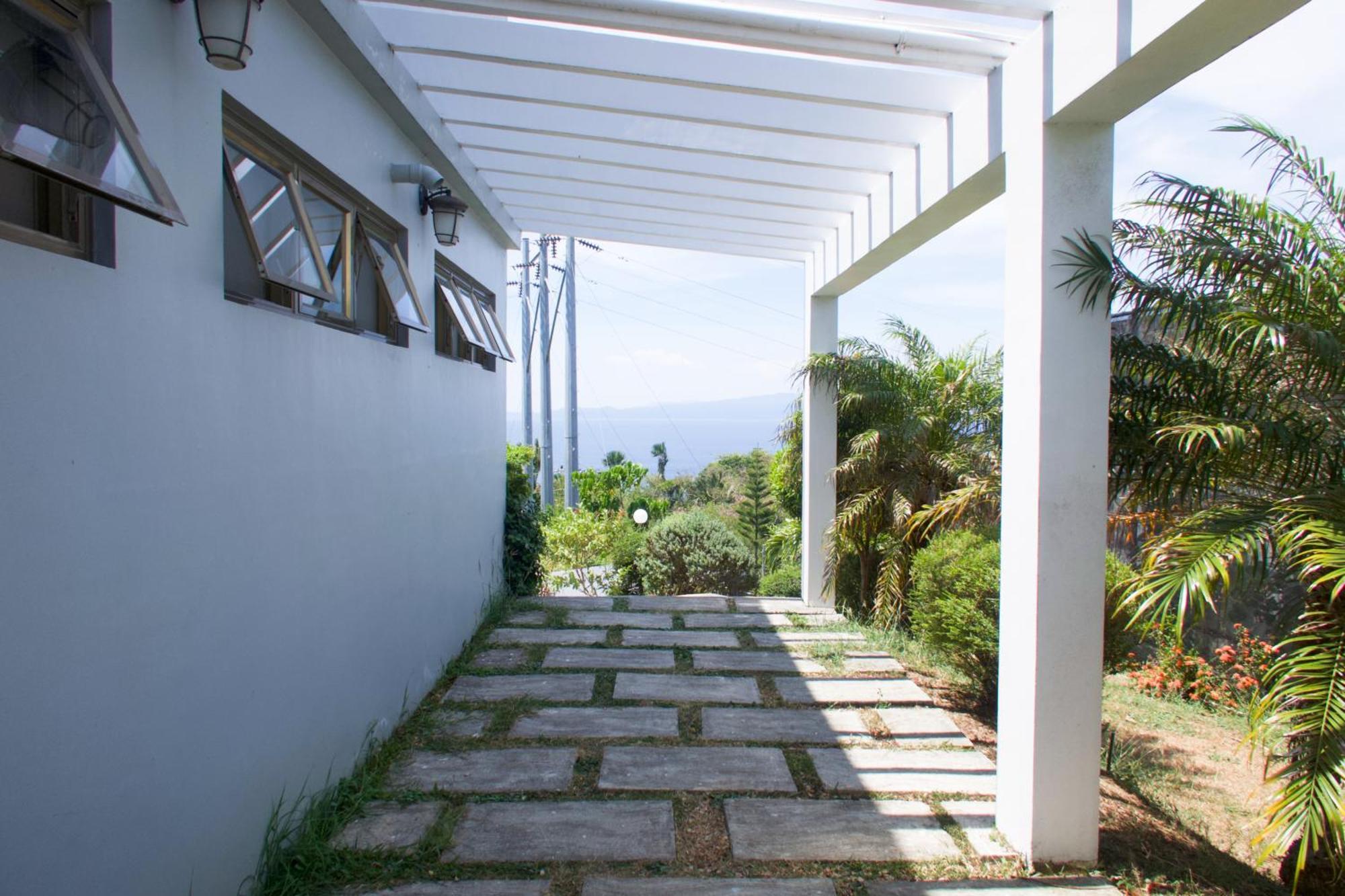 Av Suites Puerto Galera Bagian luar foto